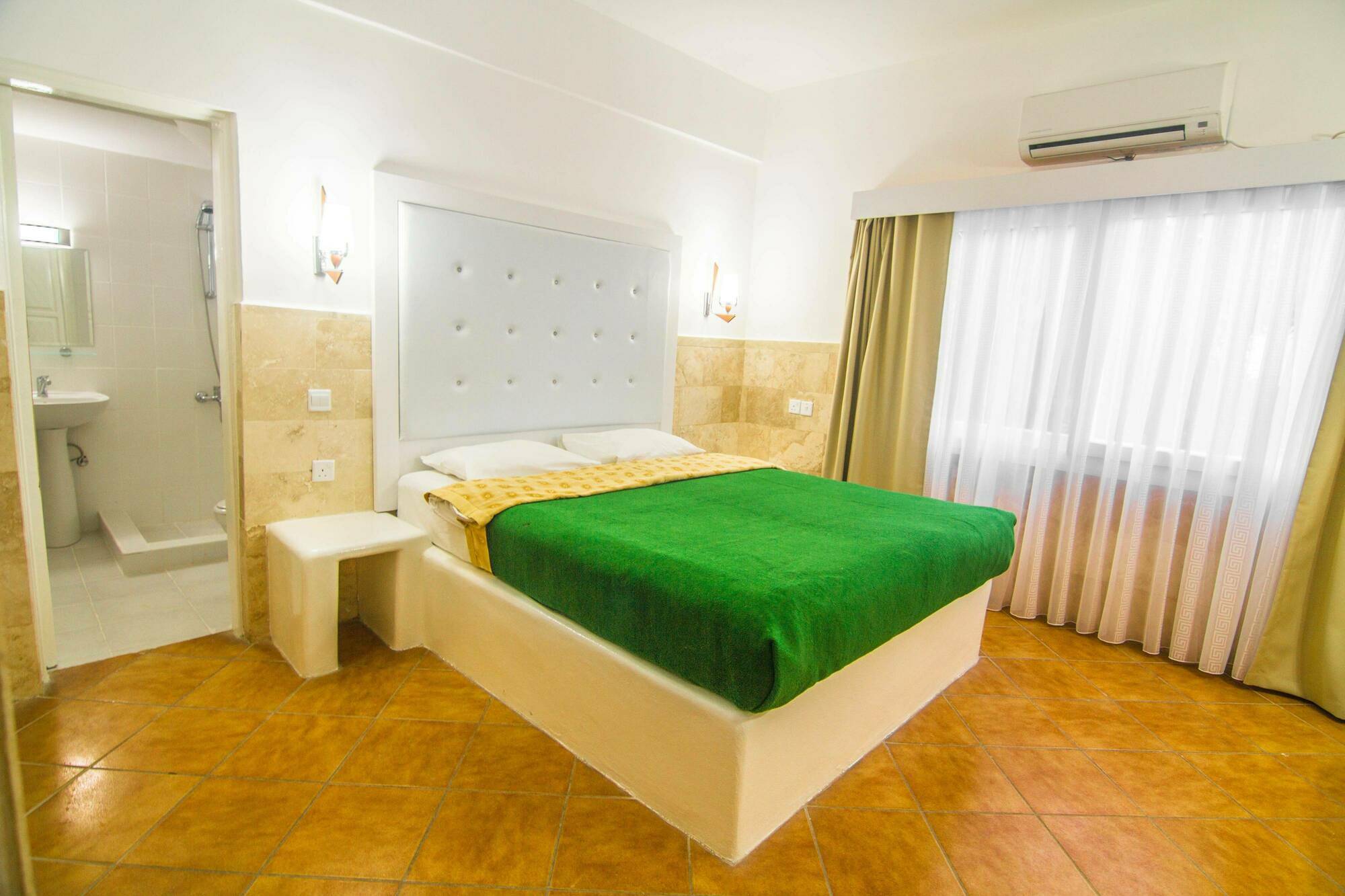 The Pine Bay Club Hotell Kerýnia Eksteriør bilde