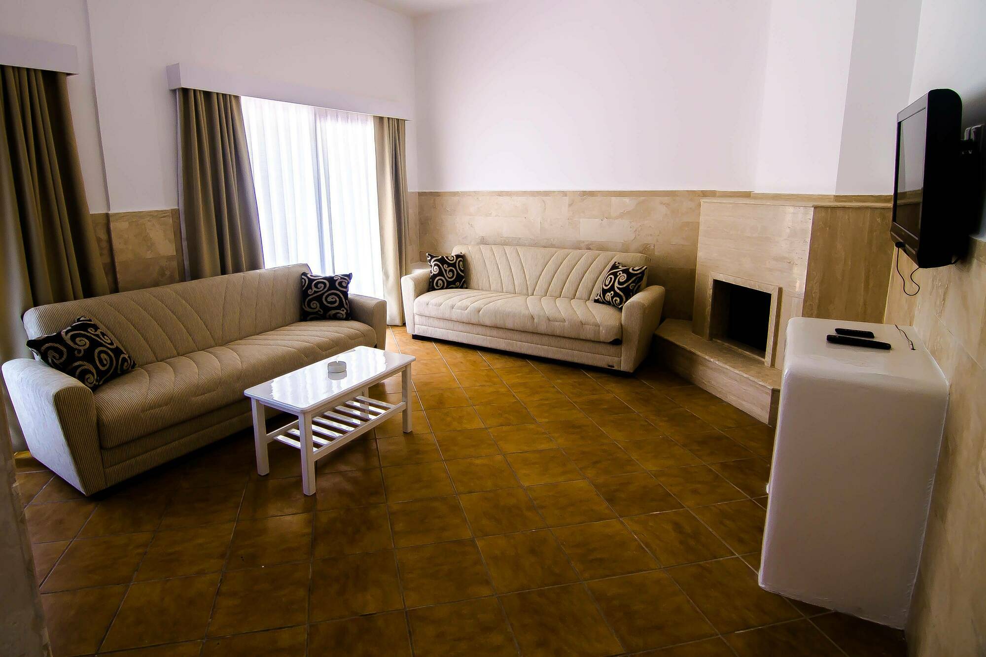The Pine Bay Club Hotell Kerýnia Eksteriør bilde