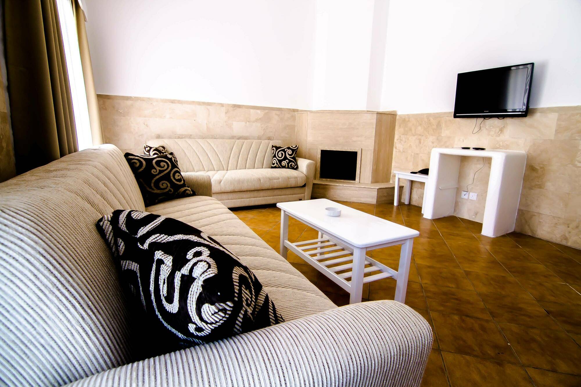 The Pine Bay Club Hotell Kerýnia Eksteriør bilde