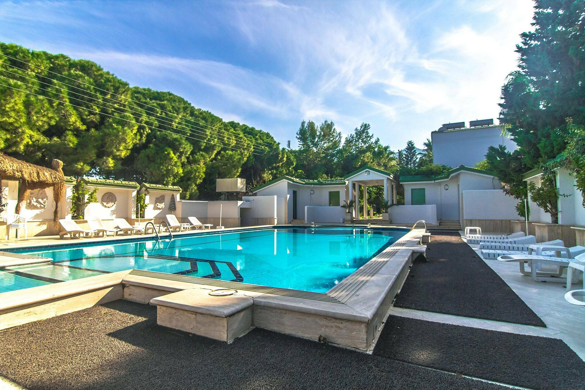 The Pine Bay Club Hotell Kerýnia Eksteriør bilde